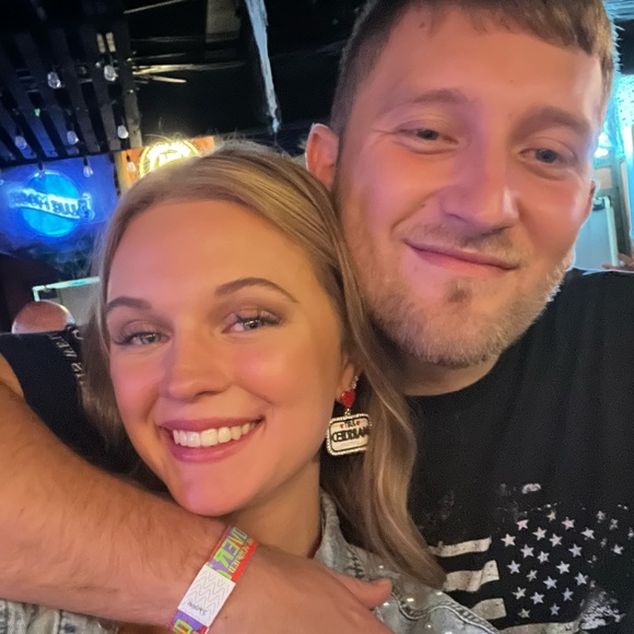 Meet your Posher, Caitlin - Picture 4 of 4